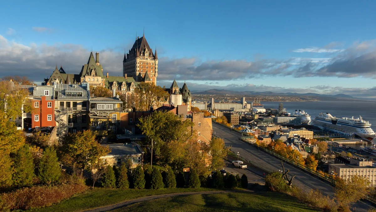 Château Frontenac und Altstadt von Québec City am Sankt-Lorenz-Strom