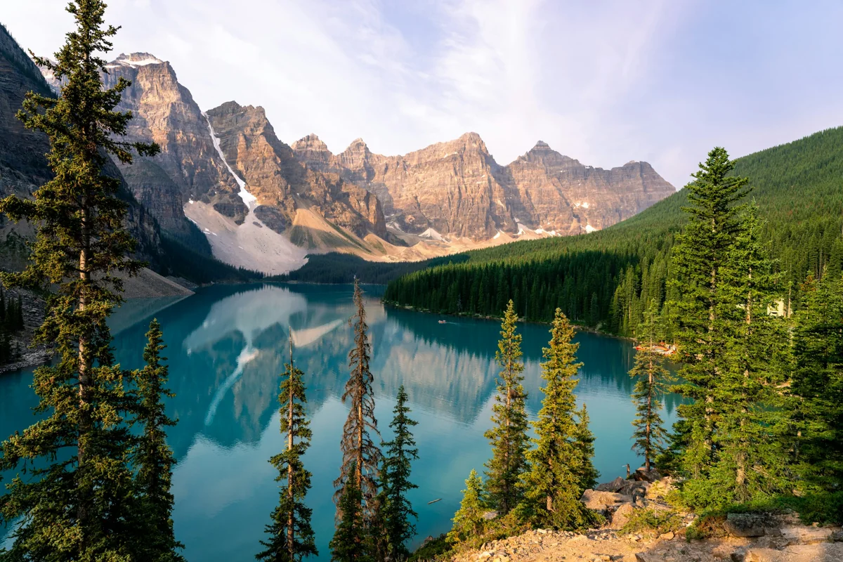 Moraine Lake als Höhepunkt eines Roadtrips durch Westkanada