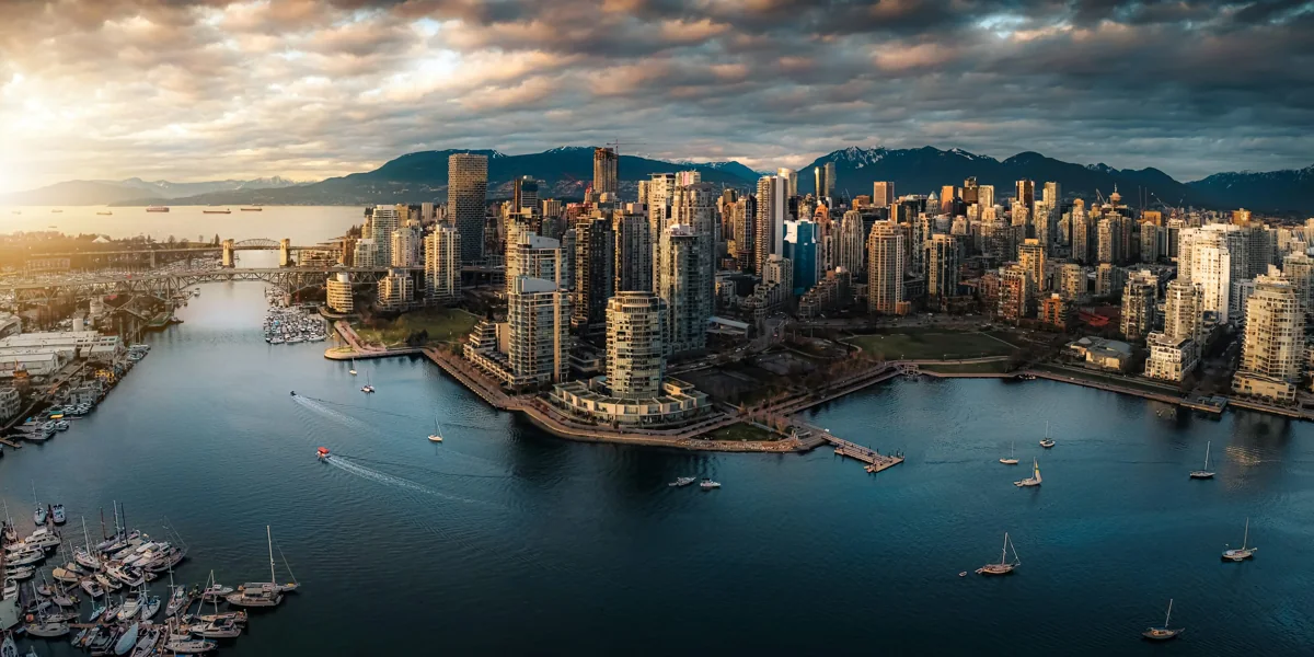 Weitblick über Vancouvers Hafen und die Innenstadt